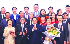 政府總理范明政與越南工商聯團 新屆執委合影。