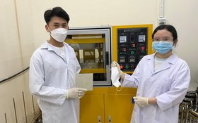 阿如和阿仁成功研製使用廢棄口罩製成隔離板。 