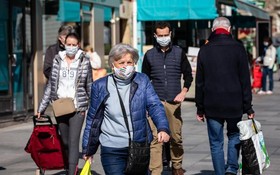 在法國巴黎，人們戴口罩外出。