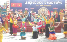 雄王高中學校學生表演54個民族服飾節目。