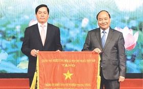 阮春福總理向中央企業黨部頒授政府競賽錦旗。