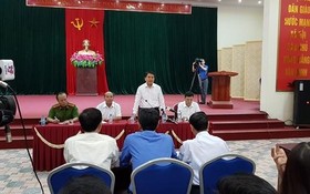 河內市人委會主席阮德鍾與同心鄉幹部就同心鄉部分居民非法禁錮20名公安幹部事件召開會議。（資料圖：俊馮）