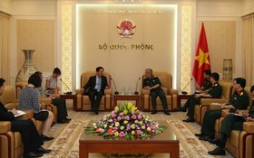 國防部副部長阮志詠在國防部辦公室接見中國駐越南大使洪小勇。（圖源：越南共產黨電子報）