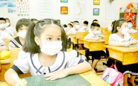 第八郡裴明直小學的一年級學生上課時仍然執行佩戴口罩的防疫規定。