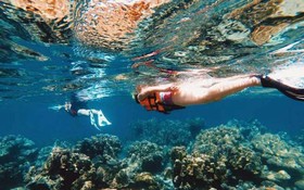 遊客在喀比玩浮潛。