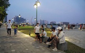 民眾與遊客在白騰碼頭公園參觀和拍照。