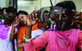 一些印度的婦女正在接受塑料工程學方面的培訓。