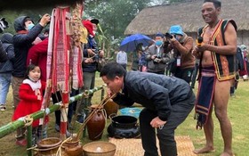 　　越南各民族文化旅遊村吸引眾多遊客前來參加各項 體驗活動。