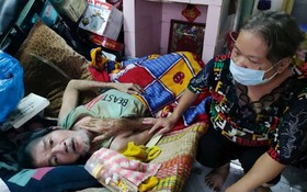 　　徐氏節梅正照顧癱瘓在床的丈夫王溫昌。