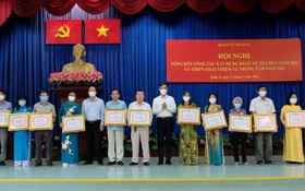 市委副書記阮胡海向出色完成任務幹部、黨員頒發獎狀。