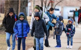 3月14日當天，美國芝加哥公立學校取消在校必須佩戴口罩的規定。新華社發（喬爾·萊納攝）