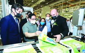 范明政總理參觀加工廠生產線。