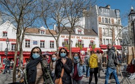 法國巴黎民眾外出時佩戴口罩。