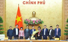 武德膽副總理向越南青年委員會贈花。圖源：互聯網