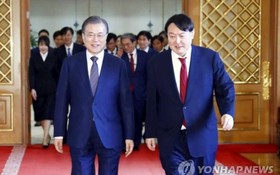 文在寅與候任總統尹錫悅。圖源：互聯網