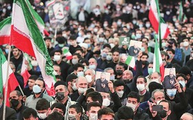 1月3日，伊朗民眾在首都德黑蘭舉行紀念活動，悼念兩年前遭美軍空襲身亡的伊朗高級將領蘇萊曼尼，要求嚴懲參與暗殺蘇萊曼尼的兇手。（新華社發）