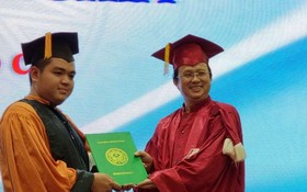 東方學系主任胡明光向畢業生 頒發畢業證書。