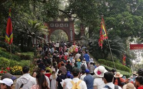 各地遊客前往雄王廟拜祭。