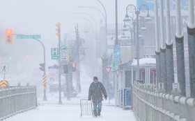加拿大中部遭遇罕見暴風雪