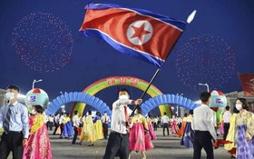 朝鮮平壤的金日成廣場當晚舉辦大型舞會和煙花匯演慶祝太陽節，即已故領導人金日成的生忌。