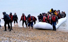 去年11月，移民乘船抵達英國鄧傑內斯角海岸。