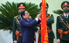 政府總理范明政把一等勞動勳章別上寧順省的傳統旗幟。