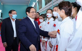 范明政總理看望慰問運動員和教練員。