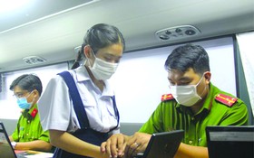 公安在為中學生辦理電子芯片公民身份證。