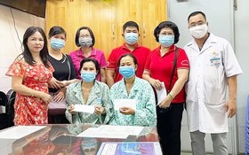 范氏香(右二)與慈善志願組在市腫瘤醫院給家境貧窮 的患者贈送醫藥費。