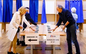 選民在法國里昂一個投票站的桌子上取票。