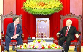 黨中央總書記阮富仲與美國新任大使馬克‧納珀交談。
