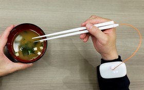 日本開發可增強鹹味電筷子