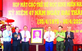 國家主席阮春福向南方學生中央聯絡委員會贈送胡伯伯肖像。