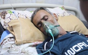 5月5日，在伊拉克巴格達，因呼吸問題入院的市民接受治療。新華社發（哈利勒·達伍德攝）