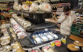 一名女子在加拿大溫哥華的超市購買食品。