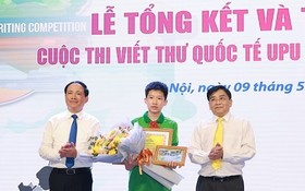 組委會向奪得一等獎的阮平源學生頒獎。