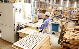宣光省WOODSLAND股份公司正在生產外銷歐盟市場的木器。