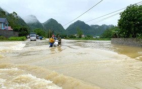 諒山省強降雨致民房受淹
