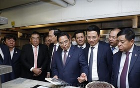 政府總理范明政走訪胡志明主席曾經在此工作的歐尼帕克豪斯酒店。