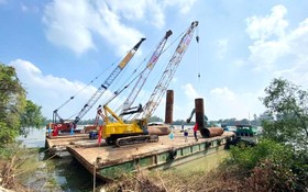 連接平陽和同奈兩省的白騰橋施工建設中。