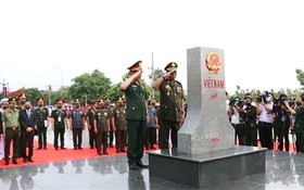 越柬兩國國防部長向69號界碑致敬。
