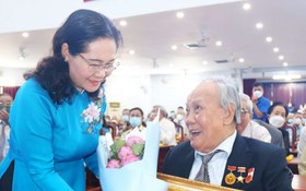 市人民議會主席阮氏麗向黨員頒發黨齡紀念章。