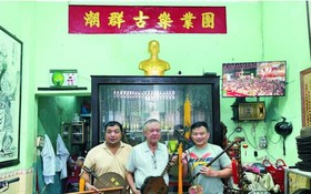 陳漢瑜主席（中）與林　財副主席（左）代表潮群古樂業團向“西堤 華人文化陳列室”捐贈老樂器。