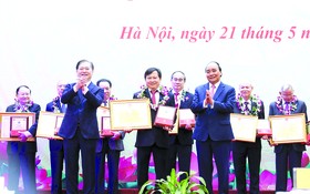 國家主席阮春福頒授獎狀給科技知識份子。