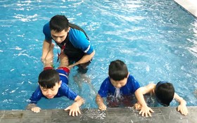 在河內市Newton學校游泳池學習游泳的學生。