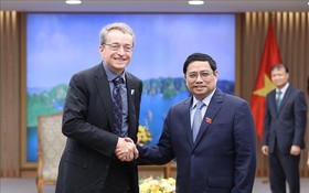 政府總理范明政與英特爾首席 執行官帕特‧基爾辛格交談。