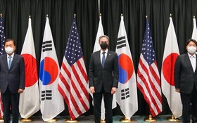 2月12日，時任韓外交部長官鄭義溶(左起)、美國務卿布林肯和日本外務大臣林芳正在舉行會談前合影留念。
