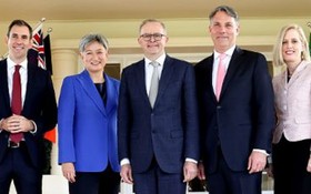 澳大利亞新總理與4位臨時部長合影（資料圖）