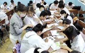 光正越華學校華文部的學生正在以成語來繪畫。