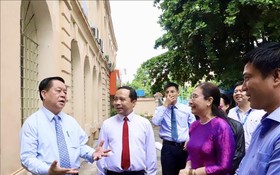 中央宣教部長阮仲義與 市國立大學校委交談。